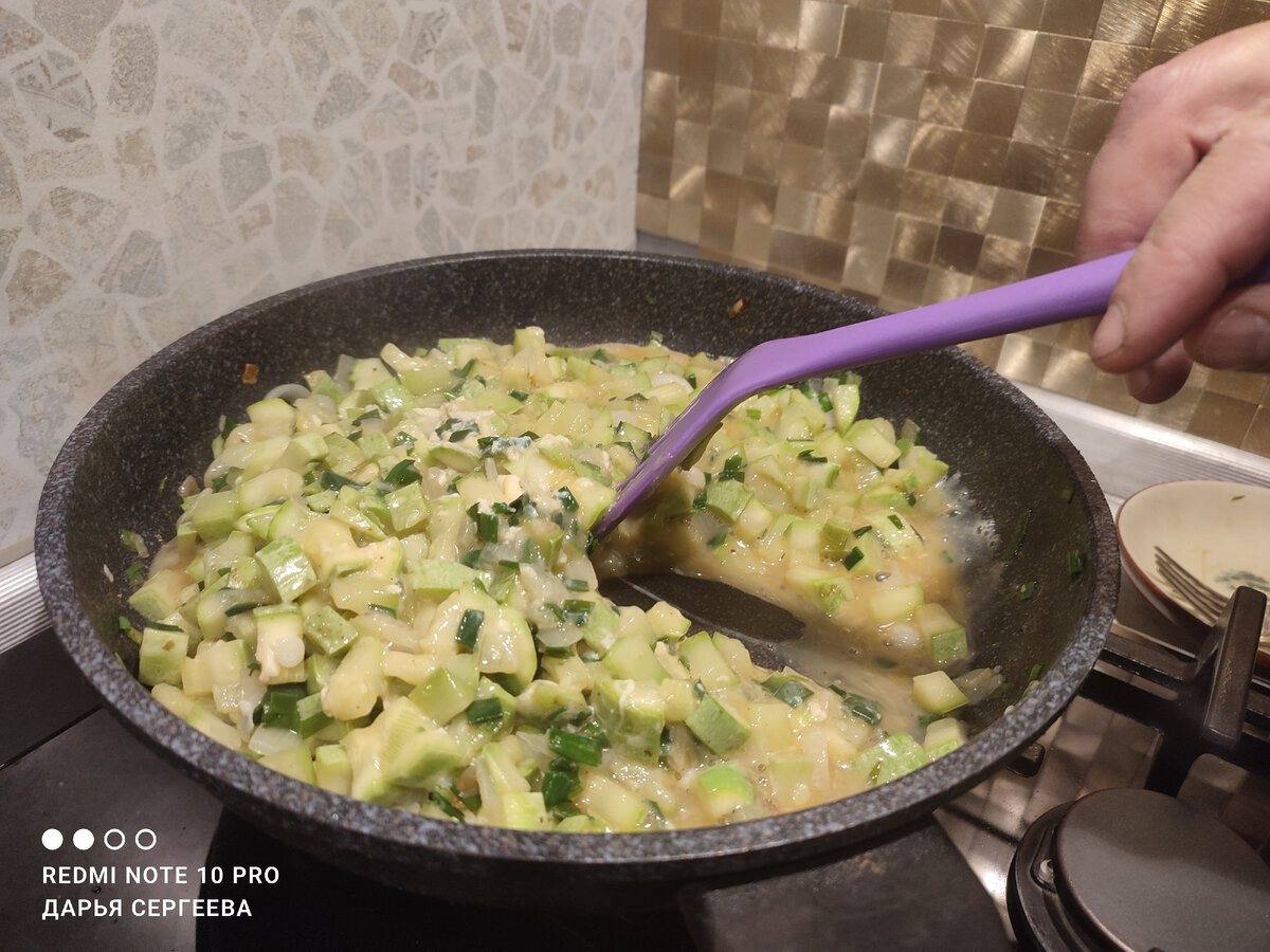 Дарьины рецепты. Молодые кабачки с луком и яичным скрамблом | Дарьины  рецепты | Дзен