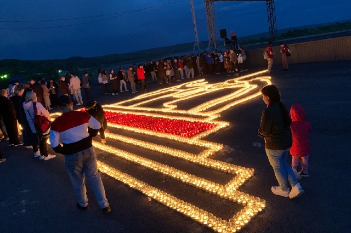    В Томске зажгли 10 тысяч свечей в память о погибших в ВОВ