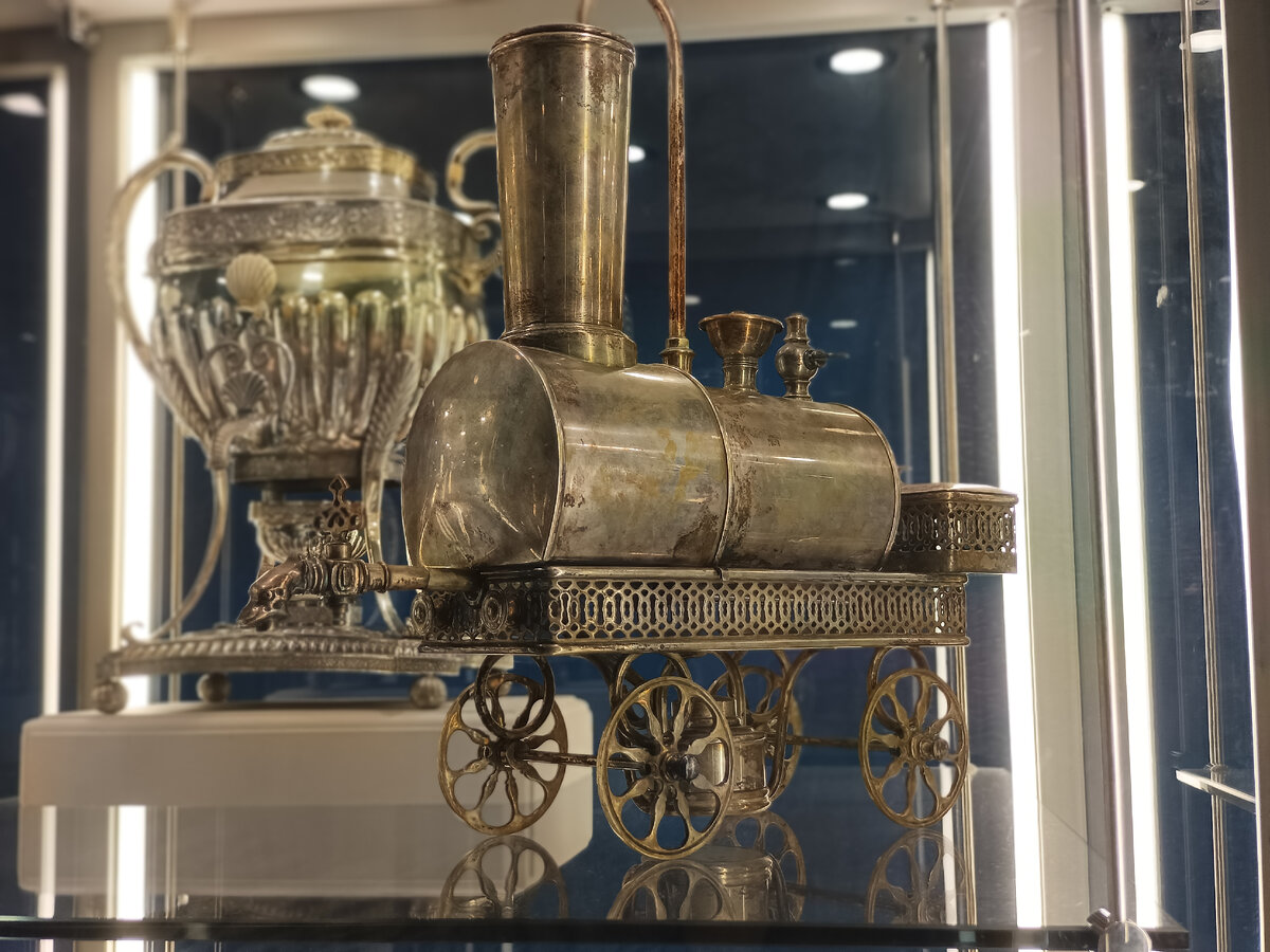 Самовар-бульотка на колесиках. Его можно катать с одного конца стола на другой.