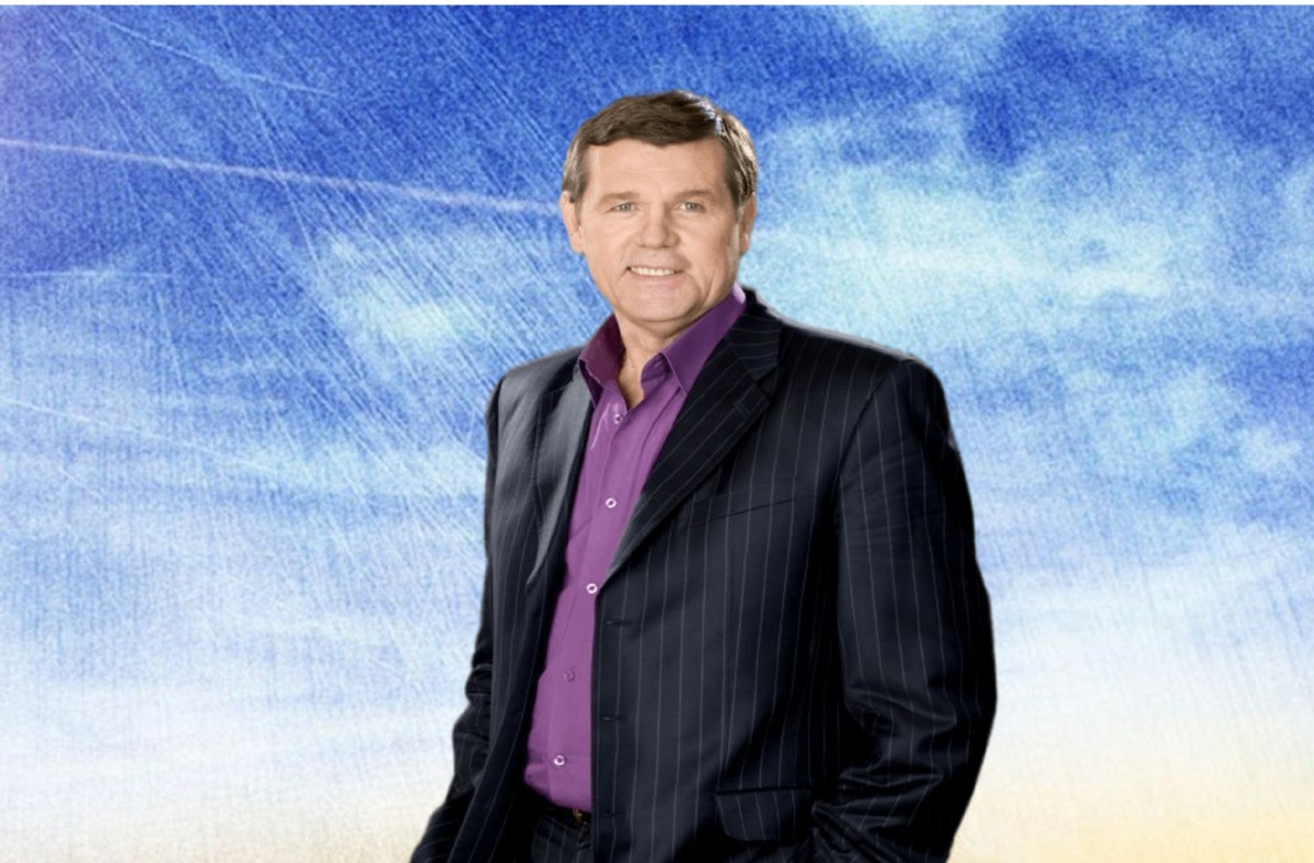 Новиков, Александр Васильевич - российский певец, поэт и композитор, продюсер, автор песни "Школьный роман". 