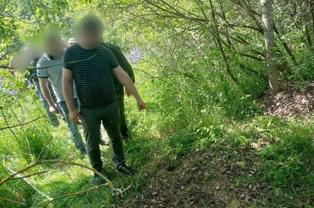 Подозреваемый показывает место, где закопал жену