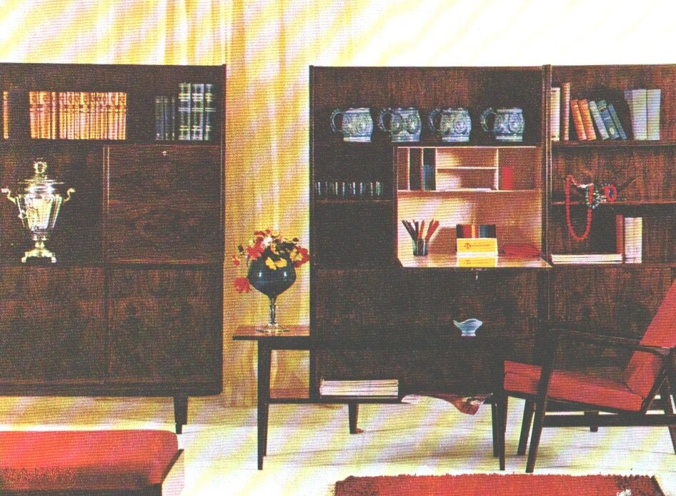 Гарнитур «Жилая комната», артикул «ВАРТА». Кресло «Стефан» – справа. Фото с сайта vokrugmebeli.ru и других открытых источников.