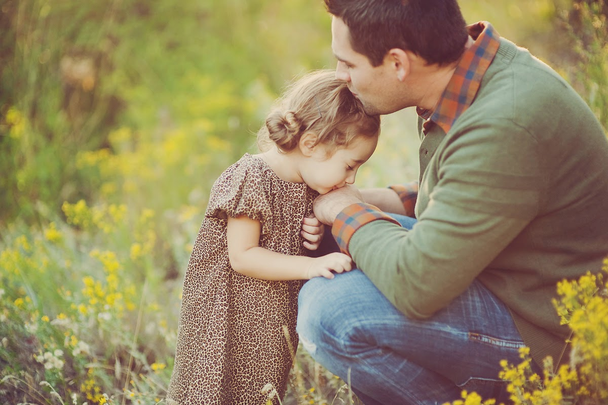 Father. Объятия семья. Отец обнимает ребенка. Любовь отца.