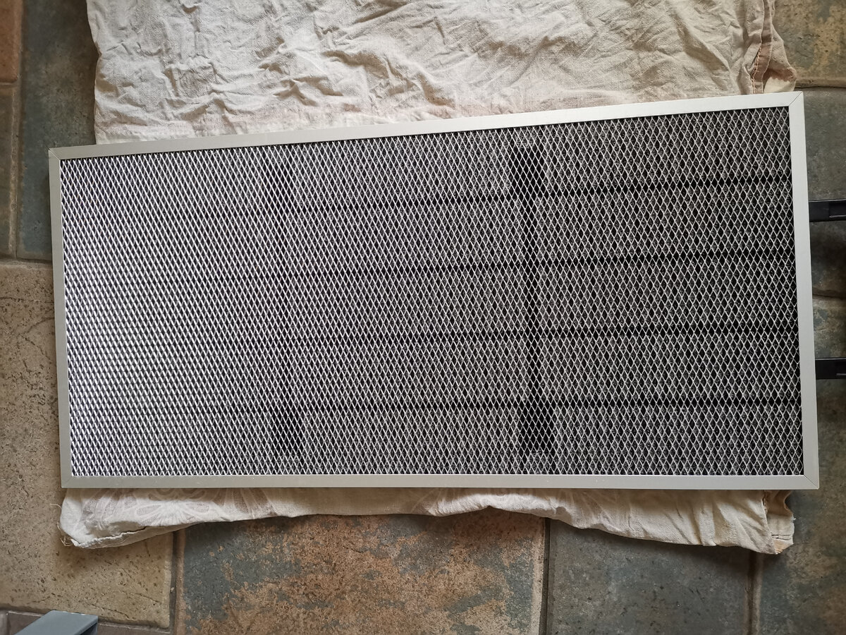 Только достала фильтр, он должен быть ярко-чёрным. Тёмные полоски - вероятно, следы креплений, только они остались относительно чистыми. 