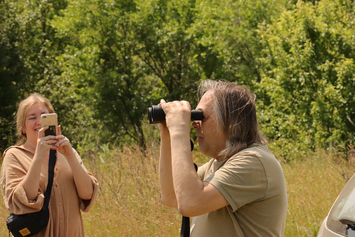 Стас охотится на сурка, Олеся охотится на Стаса :))