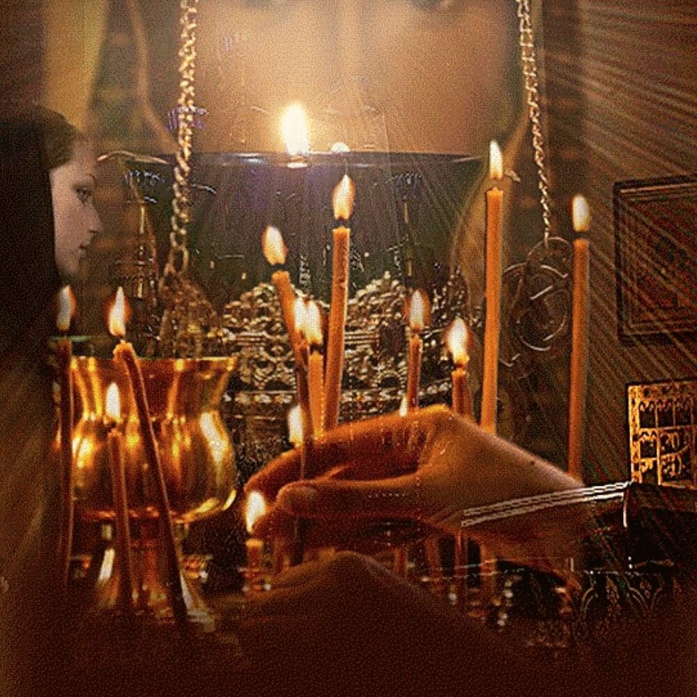 Тихо вечер догорает. Радоница икона православная. Свеча перед иконой. Свечи в церкви анимация. Свечи в храме гиф.
