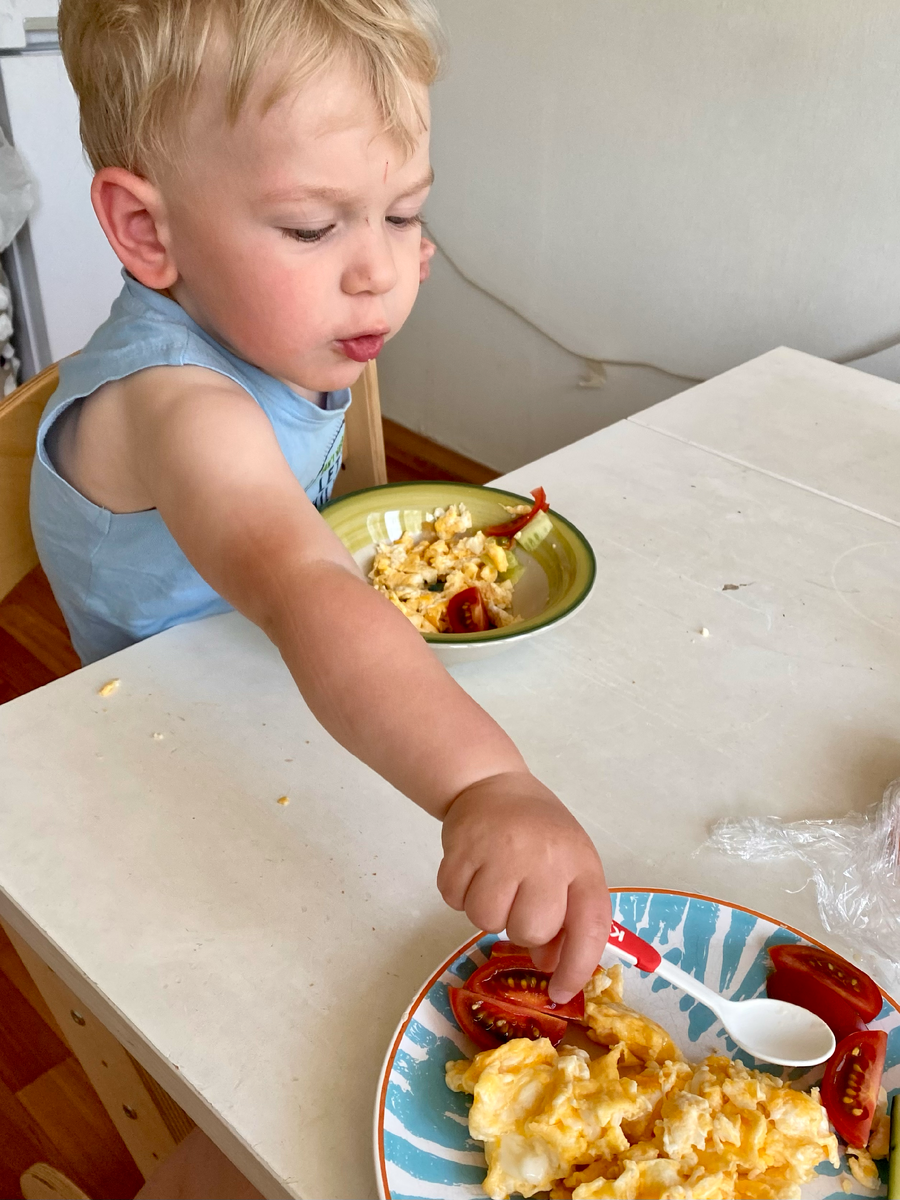 Теперь Тимоха может тырить еду из моей тарелки :))