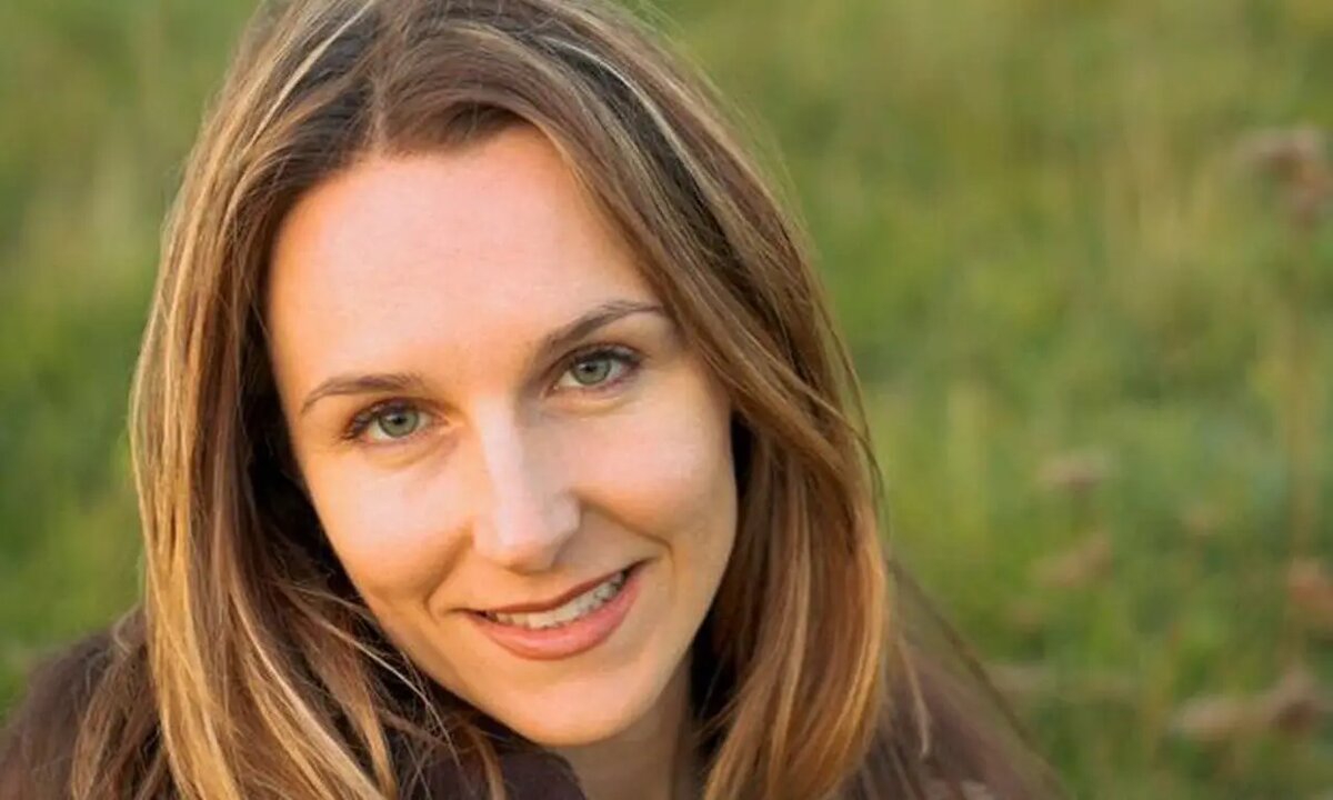  Веру сегодня выписывали. С утра заходил врач, весело с ней попрощался. Сейчас приедут Юля с Сережей и заберут ее. Она была похудевшая, бледная, осунувшаяся. Другая, и не только внешне.