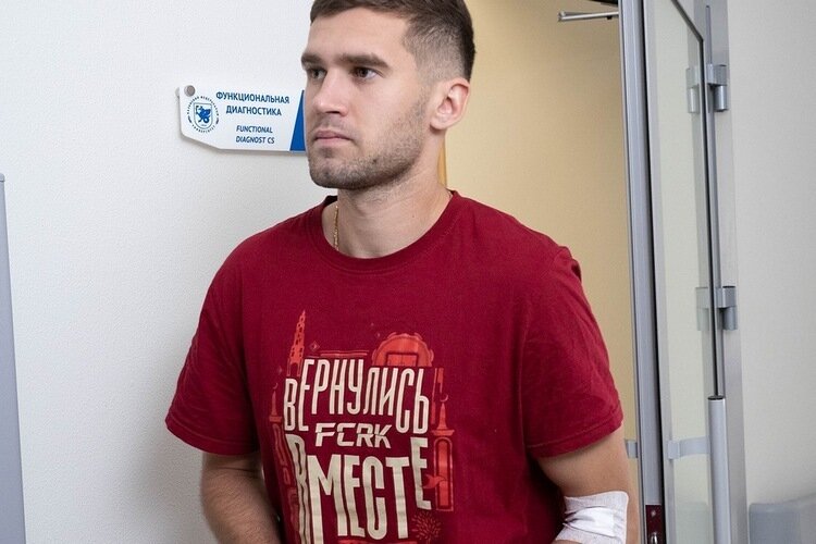    Александр Ломовицкий с исторической чемпионской футболкой пока не расстается