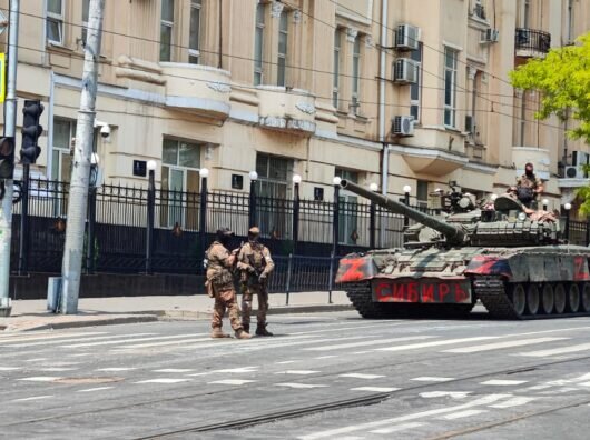    Танк ЧВК Вагнер у штаба ЮВО //Фото Городской репортер