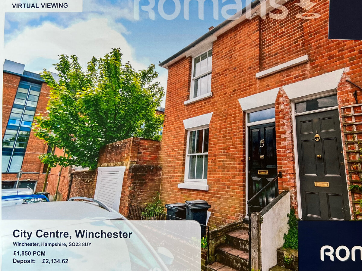 Дом в центре Винчестера. £1850 в месяц, примерно 185000 рублей. Фотография брошюры из личного архива. 