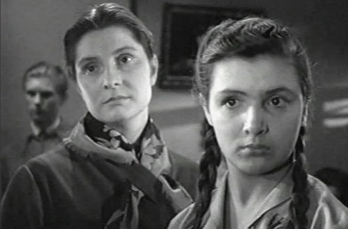 В 1957 году состоялась премьера киноленты «Повесть о первой любви». Молодая актриса Джемма Осмоловская, исполнившая в картине главную роль, обзавелась огромным количеством почитателей.-4