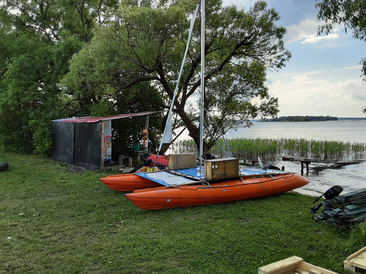 Парусный катамаран "ветер" перед спуском на воду. Открытие сезона 2023.