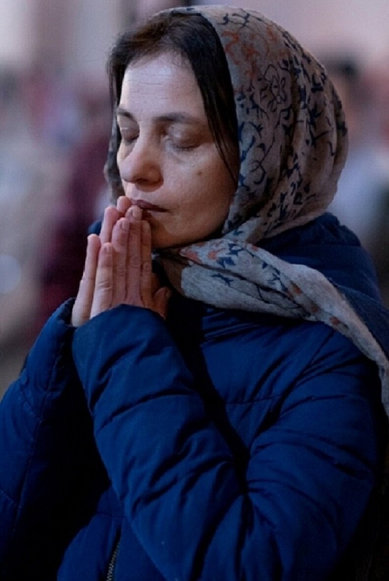 Жительница блокадного Степанакерта молится в церкви. Фото из открытых источников сети Интернета.