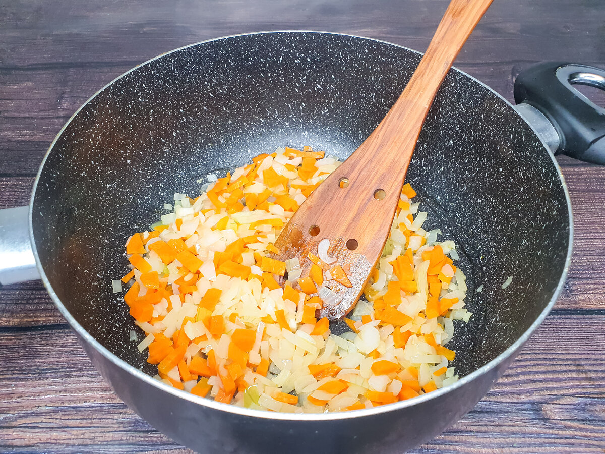 Обжариваем овощи