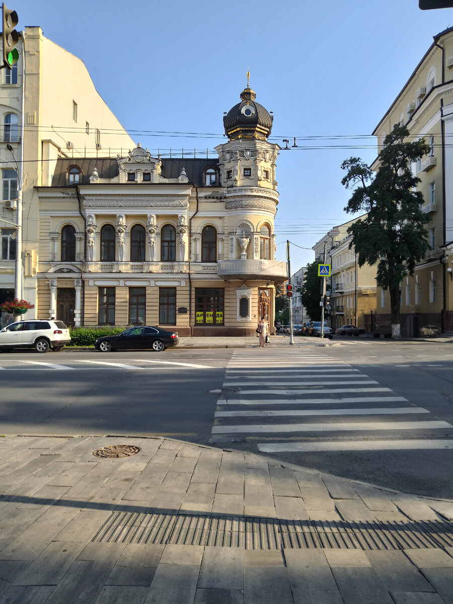 Вид на особняк ранним утром. 