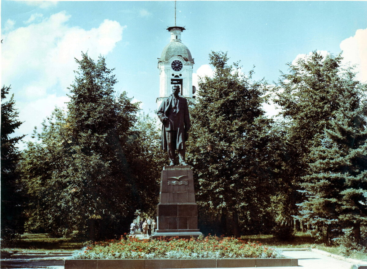 Первое общественное пространство - площадь Горького