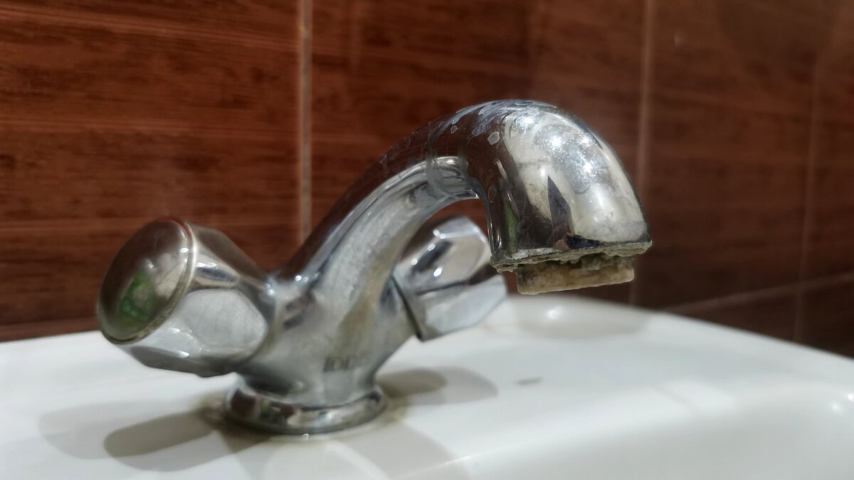     Жители Индустриальной и Краснореченской улиц в Хабаровске уже более 20 дней остаются без горячей воды из-за порыва, произошедшего после дорожных работ, а сроки устранения неисправности пока неизвестны.