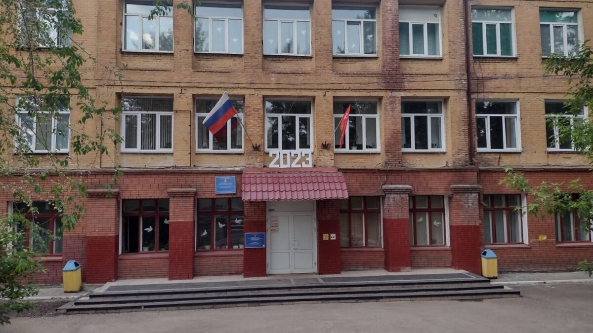     В Красноярске родители учеников из закрывшейся аварийной школы № 51 рассказали о проблемах с автобусами. По их словам, дети не смогут нормально добираться до нового места учёбы.