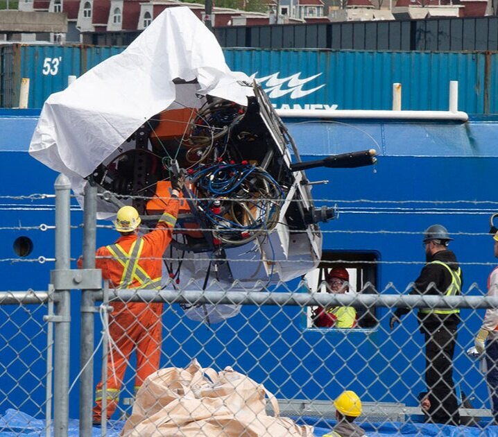 Клетка. Большая часть синтактика на месте.  Два ящика аккумуляторов. Мачта связи, лампа вспышка, модем.