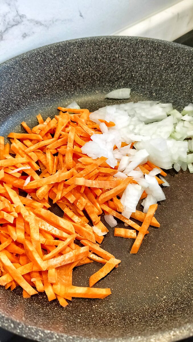 Лук, морковь нарезаем как удобно и пассируем на небольшом количестве масла на среднем огне, под крышкой, периодически помешиваем. 