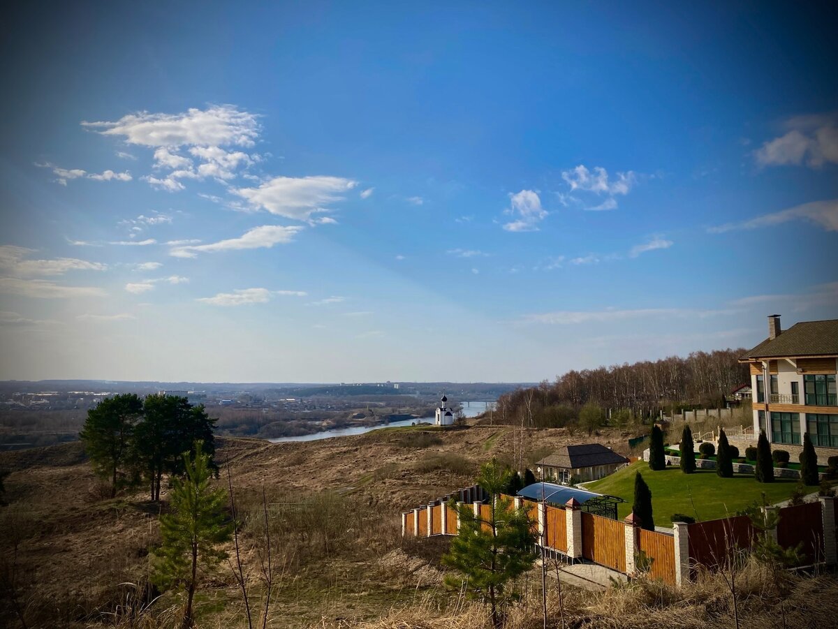 Усадьба на высоком берегу Оки и часовня вдалеке.