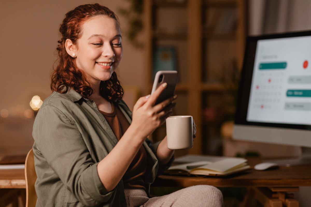 Изображение от <a href="https://ru.freepik.com/free-photo/woman-at-home-using-smartphone-in-front-of-the-computer-while-having-coffee_11631611.htm#query=%D0%B6%D0%B5%D0%BD%D1%89%D0%B8%D0%BD%D0%B0%20%D1%81%20%D1%82%D0%B5%D0%BB%D0%B5%D1%84%D0%BE%D0%BD%D0%BE%D0%BC&position=7&from_view=search&track=ais">Freepik</a>