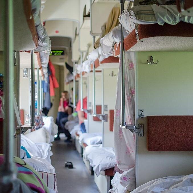 Мц плацкарт. Плацкарт 3э. Поезд РЖД внутри плацкарт. Поезд Вятка плацкарт. Плацкарт изнутри.