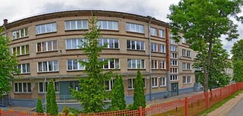 Похожа на эту. Но надо учесть унылое время года и отсутствие радующей глаз зелени и ярких красок. В одном из корпусов оставались дети, но мы с ними не пересекались. На данном фото тоже школа-интернат в Минске для детей с заболеваниями опорно-двигательного аппарата