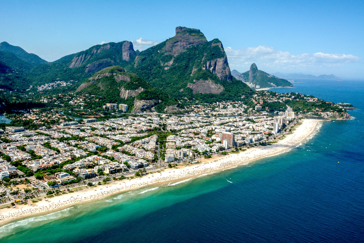 Пожалуй самый известный бразильский город Рио-де-Жанейро славится самбой, пляжами и обилием солнца.