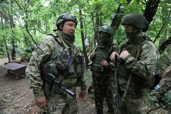    Дмитрий Рогозин (слева) в зоне проведения СВО. Фото: Telegram/t.me/rogozin_do.