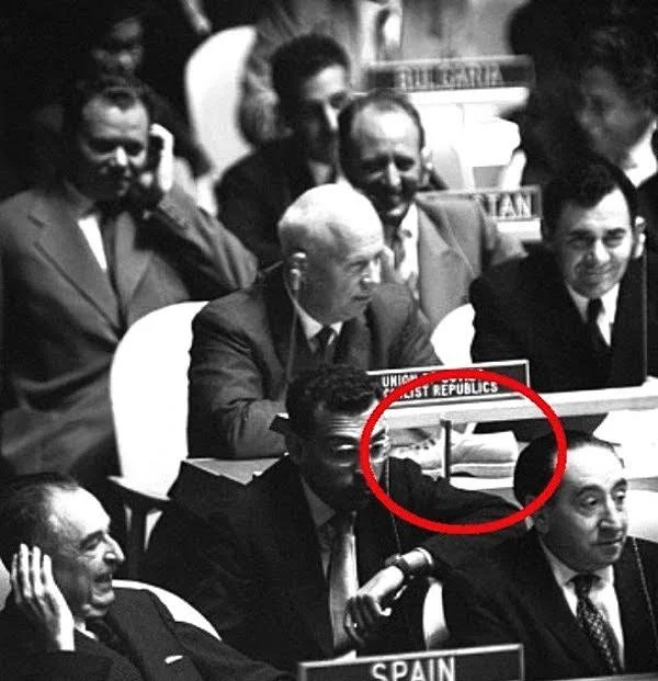 На фотографии действительно виден ботинок Хрущева, который спокойно лежит на столе. Однако кадры размахивании и стука отсутствуют.