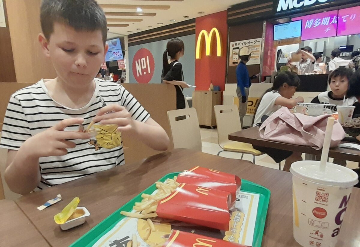 Уже уплетает)