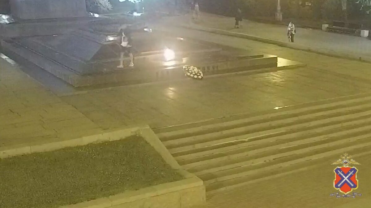     Полиция задержала 15-летнего школьника за то, что он прикурил от Вечного огня на Аллее героев в Волгограде, сообщает региональное ГУ МВД.