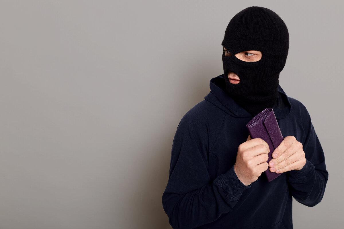<a href="https://ru.freepik.com/free-photo/frightened-guy-thief-dressed-in-a-black-hoodie_14475091.htm#page=3&query=%D1%84%D0%B8%D0%BD%D0%B0%D0%BD%D1%81%D0%BE%D0%B2%D1%8B%D0%B5%20%D0%BC%D0%BE%D1%88%D0%B5%D0%BD%D0%BD%D0%B8%D0%BA%D0%B8&position=6&from_view=search&track=ais">Изображение от user18526052</a> на Freepik