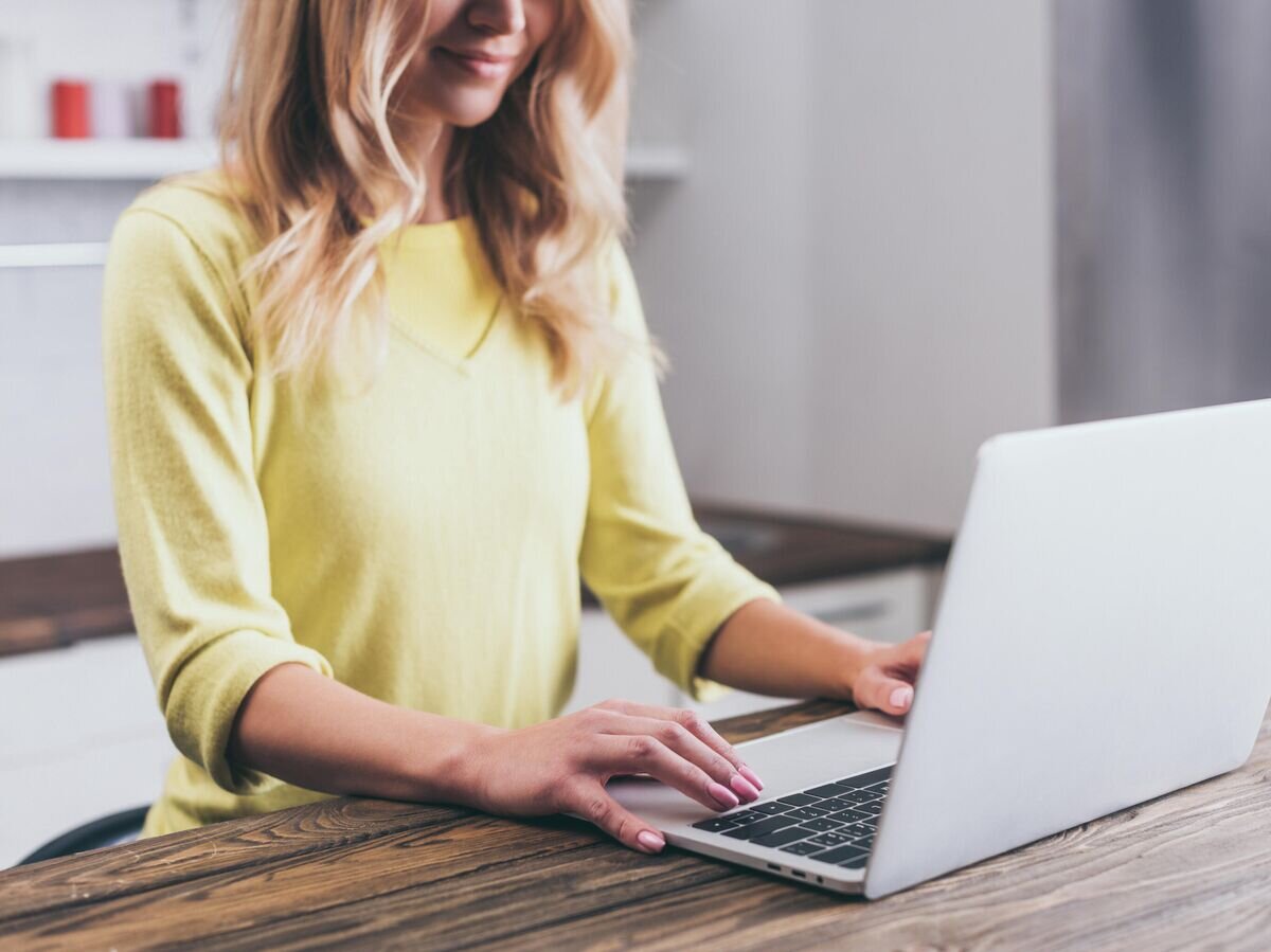    Девушка с ноутбуком© Depositphotos.com / VitalikRadko