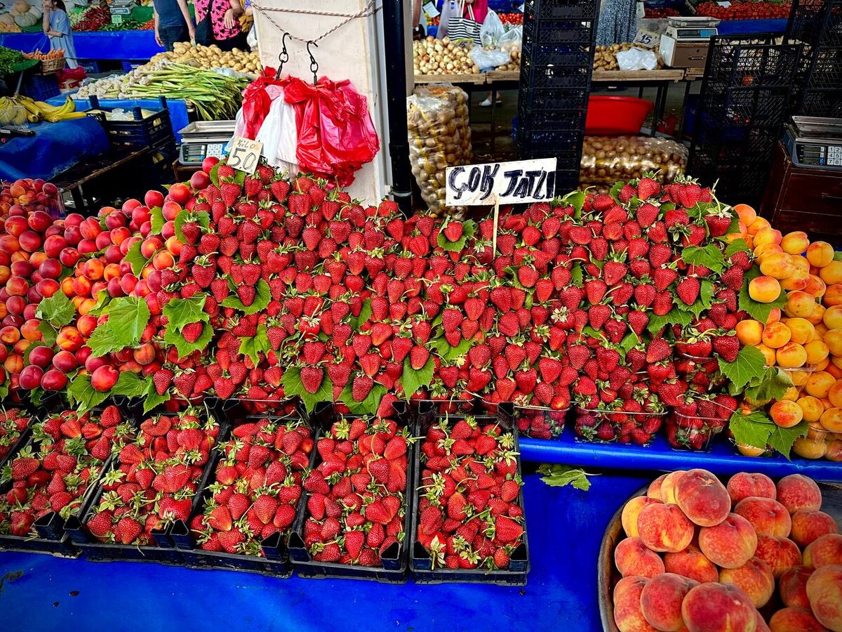 Базар в кемере. На рынке. Кемер Турция рынки. Клубника на рынке. Продуктовый рынок.