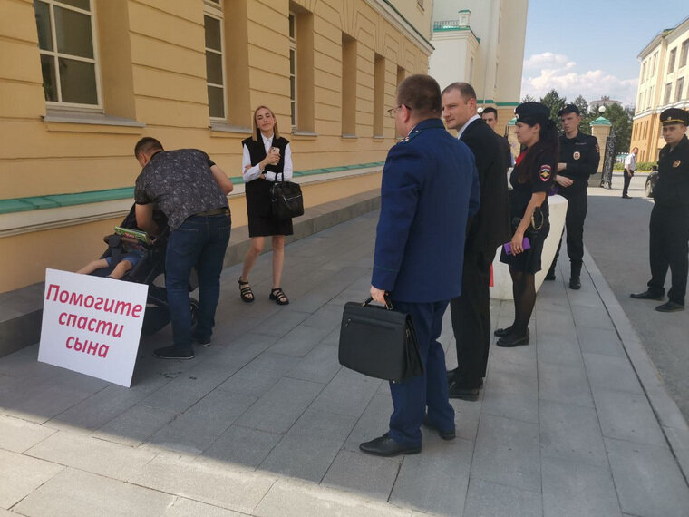    Дмитрий Бахтин вышел на одиночный пикет в Екатеринбурге с требованием предоставить препарат для тяжелобольного сына