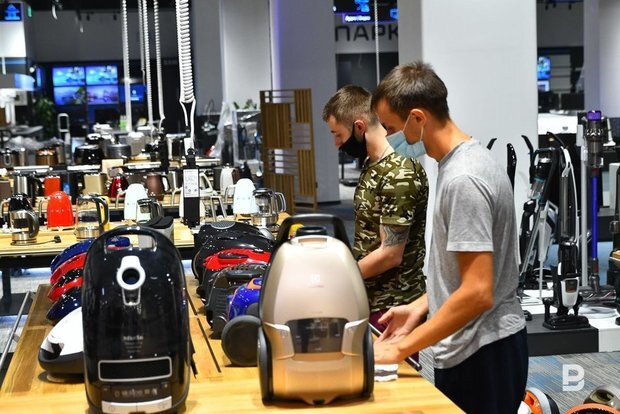 Рынок свободный — и банки, и электроника, и мебель. Фото: Максим Платонов/realnoevremya.ru 