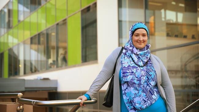 Вот такая мама с 3-4 детьми вполне типична для мусульманских районов. Только здесь одежда яркая, а семейные дамы обычно все-таки в черном.