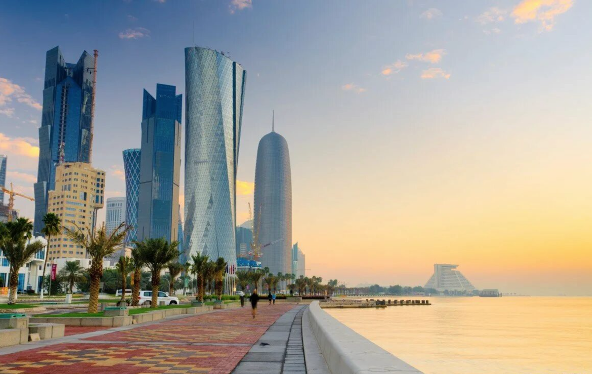 Visit qatar. Доха Катар. Набережная Катар Корниш. Катар Доха Корниш. Набережная Corniche Абу Даби.