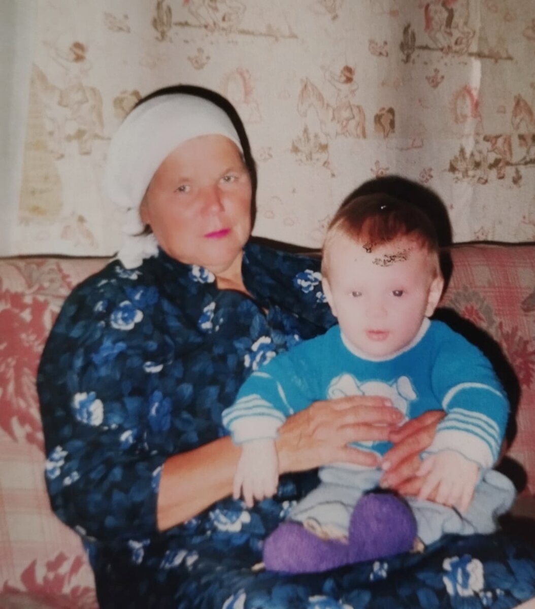 Мама с моим младшим сыном Лёшей. Очень похож на бабушку Галю. 1999 год. Из личного архива 