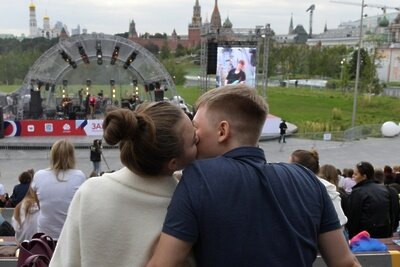    Посетители на концерте группы "Сансара" в природно-ландшафтном парке "Зарядье" в Москве. ©Владимир Трефилов РИА Новости