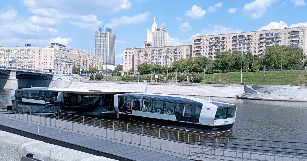 Новый вид общественного транспорта в столице - электрический речной трамвай. Причал «Киевский» на Бережковской набережной. 04.07.2023 г. Фото автора.щ