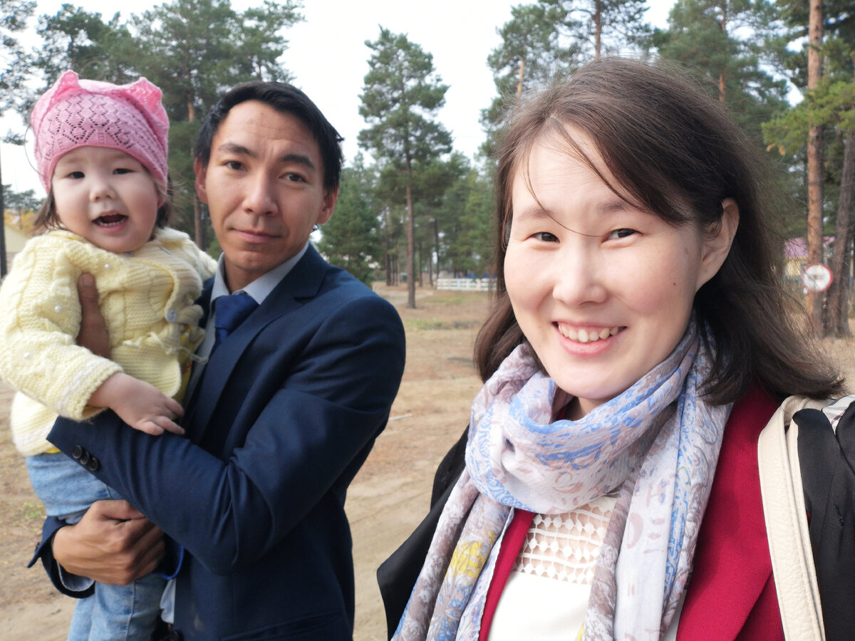 Это я с мужем идем домой после работы, а дочка из садика))