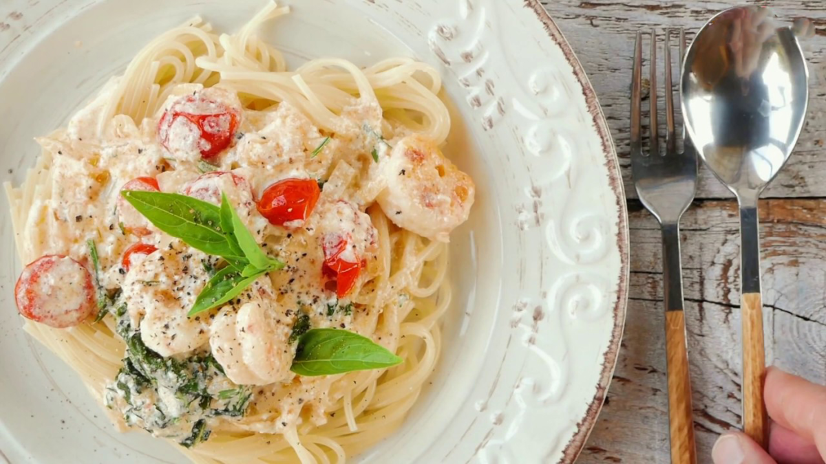 Паста с креветками и чесночным соусом
