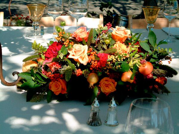 Цветы на праздничном столе