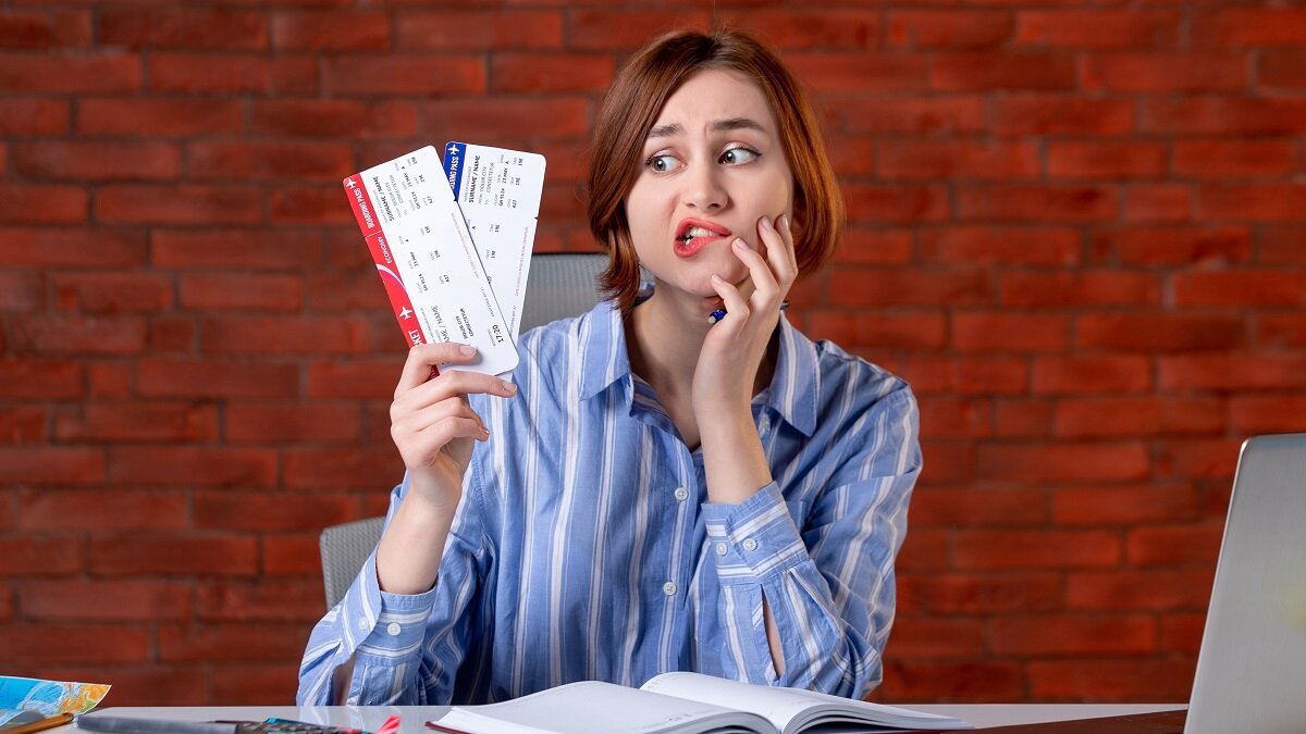    Девушка с авиабилетами