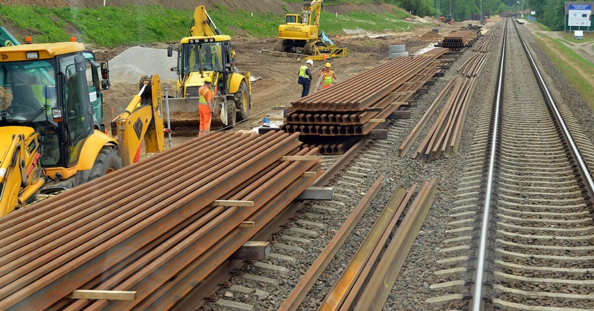 Строительство и ремонт железных дорог. Проект Rail Baltica. Строители железнодорожной магистрали Rail Baltica. Реконструкция ЖД пути. Прокладывание железнодорожных путей.