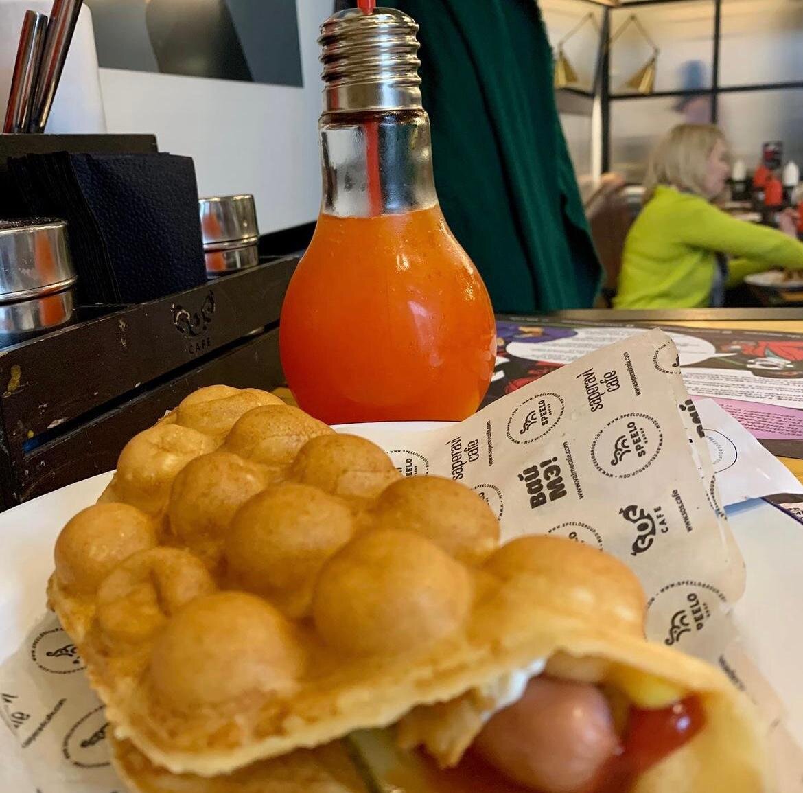 Гонконгский хот-дог и коктейль в лампочке в Sos cafe © "Покажу Москву"